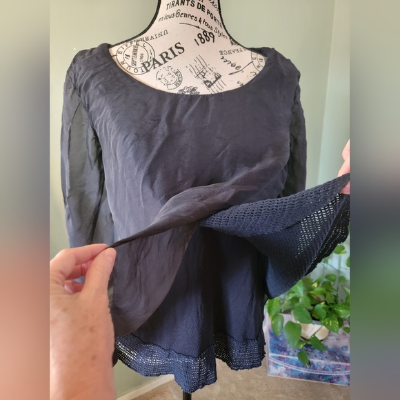Saks Fifth Avenue dark blue multilayer top in med. Silk lining, viscose blend - Picture 2 of 8